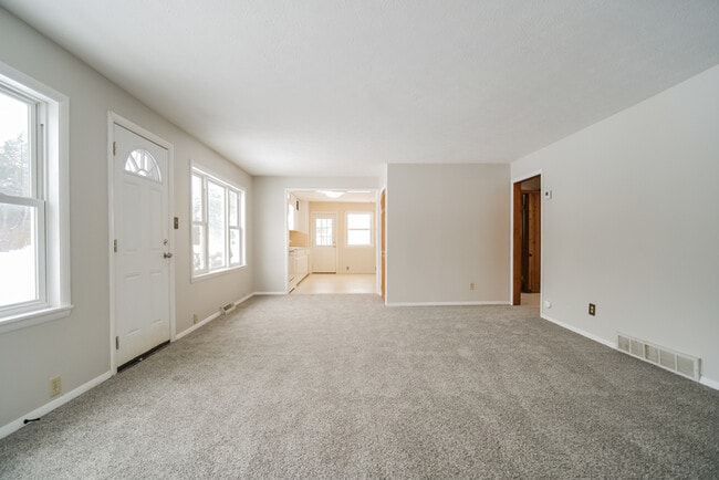 Building Photo - Inviting 3-Bedroom Bedford Home with Spacious Interiors