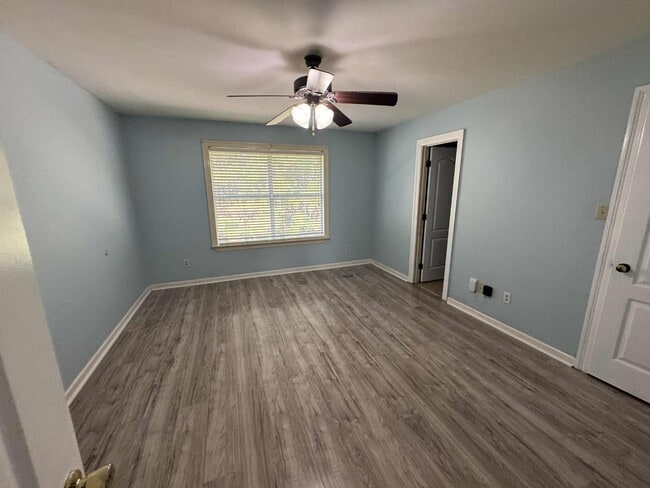 Building Photo - 6206 W Desoto St