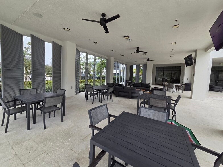 Building Photo - 685 W 72nd Pl