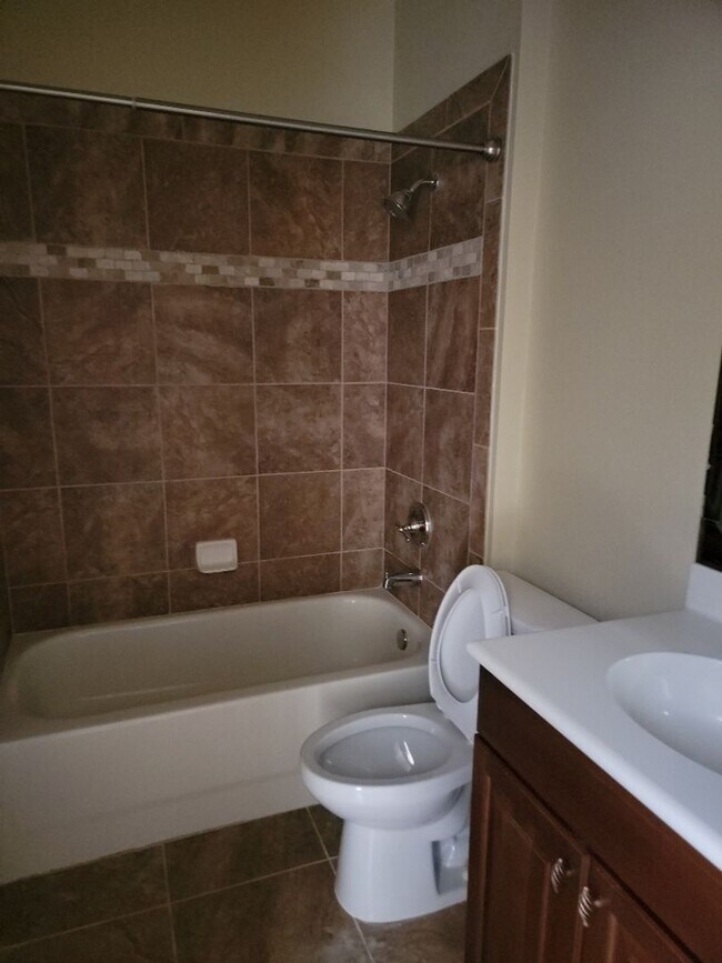 Building Photo - 3 Bedroom / 3 Bathroom - Tidelands