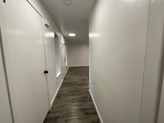 Building Photo - Beautiful 3 Bedroom 2 Bath Home at Lawrence Lake!