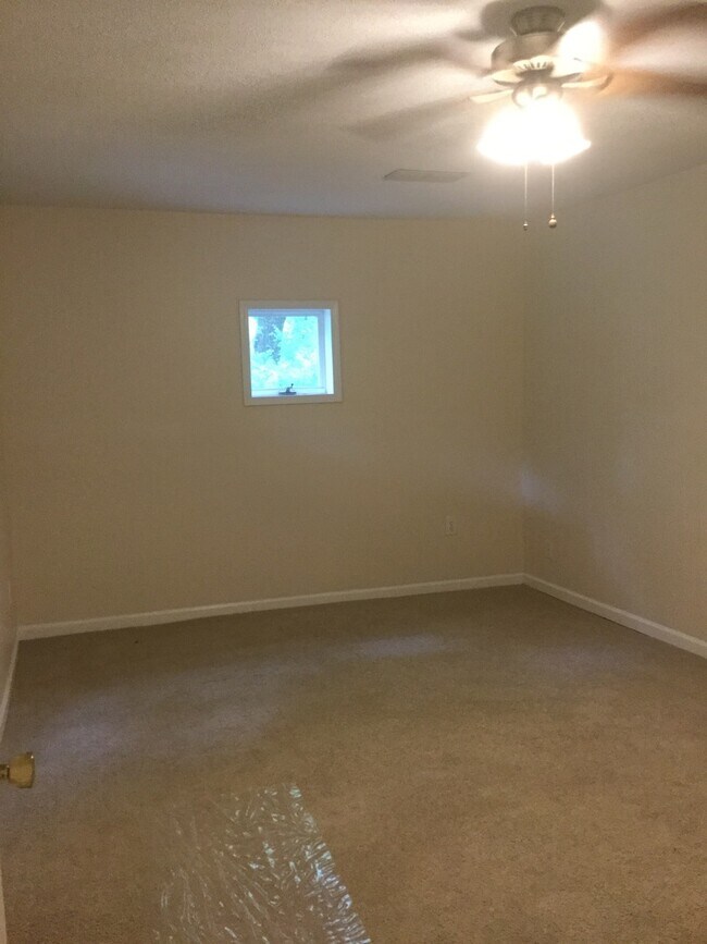 Building Photo - Country House on 1 Acre