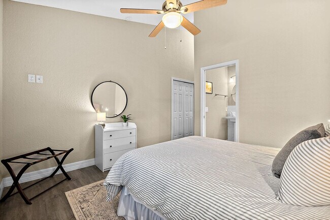 Building Photo - 104 Cedar St