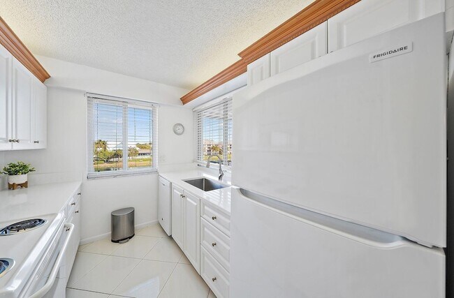 Building Photo - 353 S US Hwy 1