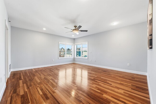 Building Photo - 215 Manhattan Ave