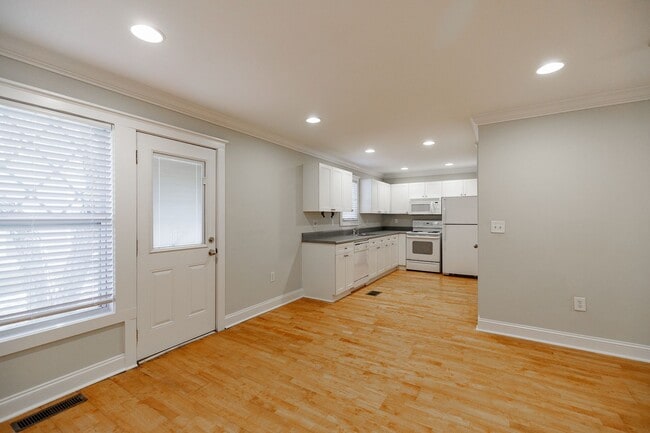 Building Photo - Cottage One-story Condo - Lease through July