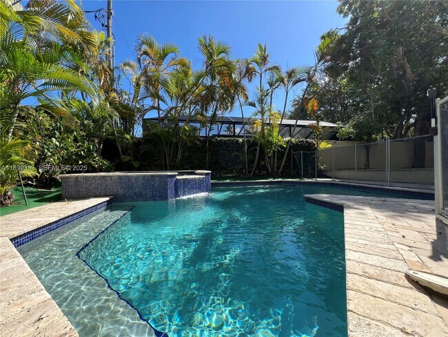 Building Photo - 573 Satinwood Dr