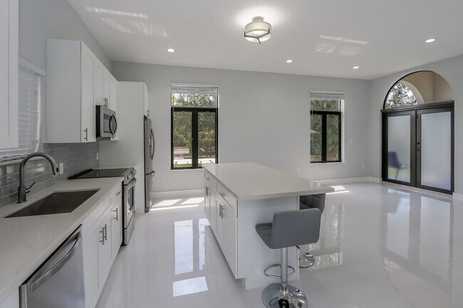 Building Photo - 5126 SW 57th Ave