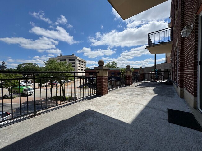 Building Photo - 40 E Northwest Hwy