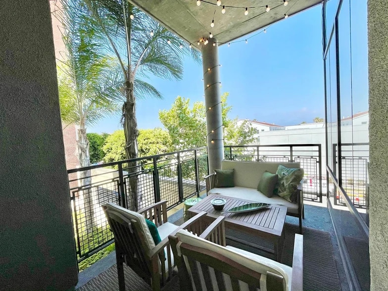 Unit patio - 835 Locust Ave