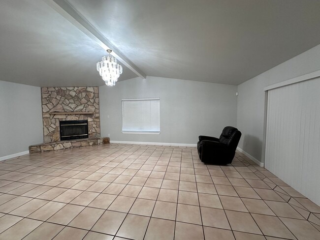 Building Photo - Convenient to Tyndall, less than a block t...