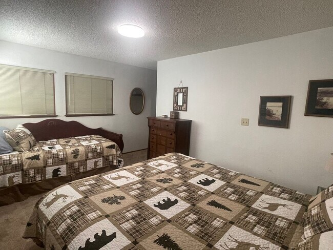 Building Photo - 3bed 2.5bath Lodge Style Duplex