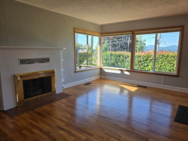 Building Photo - 2 Bedroom Home in Manette!