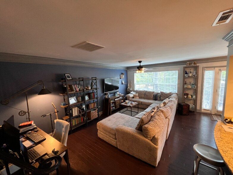 Building Photo - 6980 Roswell Rd