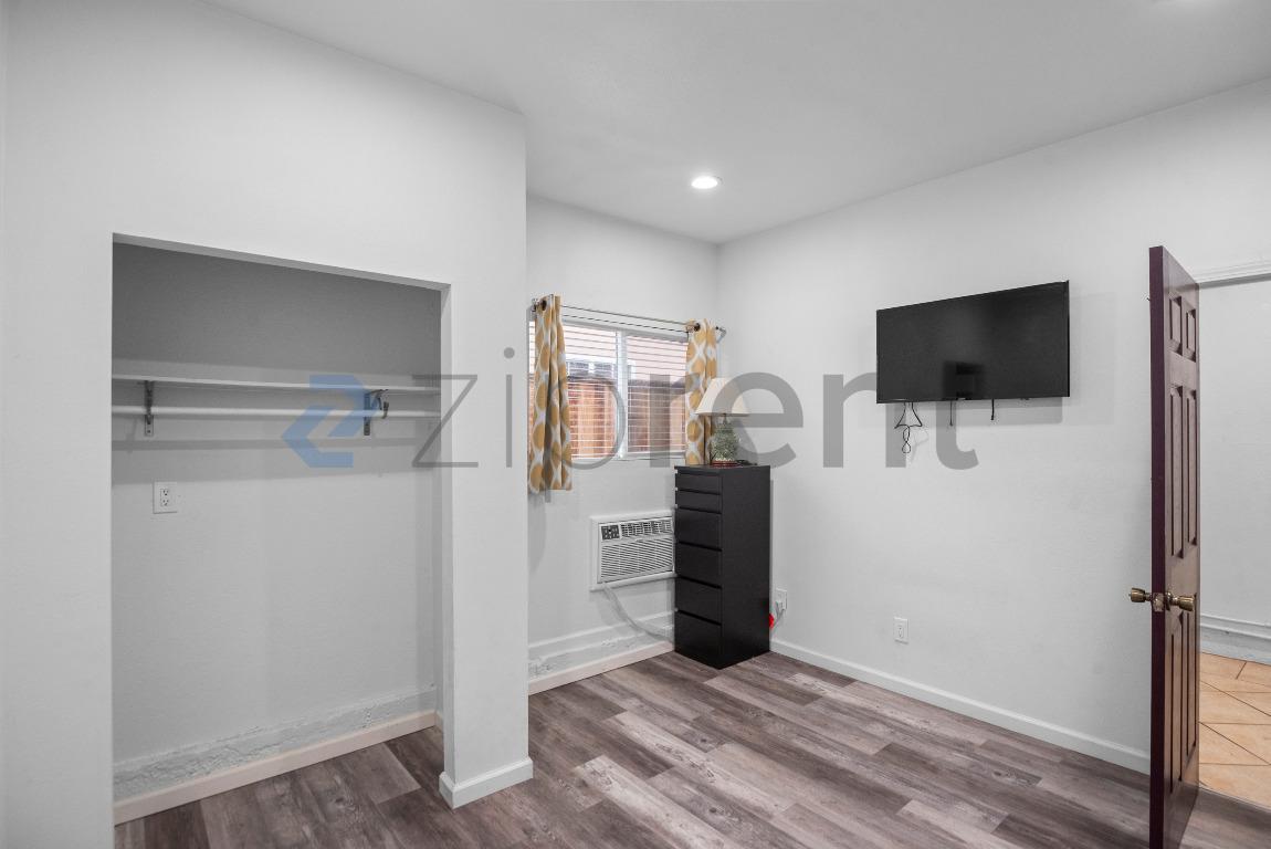 Building Photo - Unit ADU