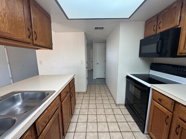 Building Photo - 1205 E Cottonwood Dr