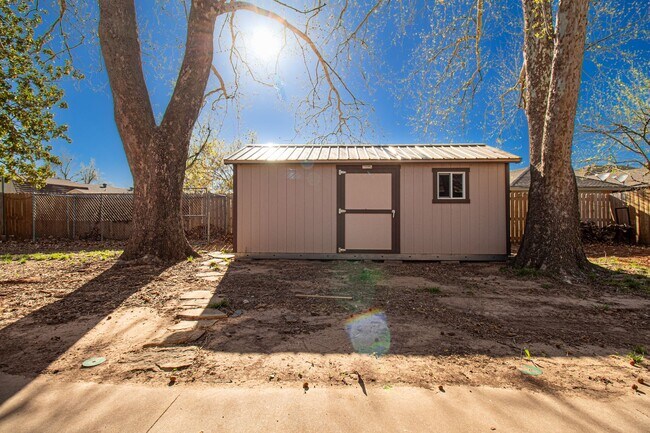 Building Photo - 3 Bed 1.5 Bath in Carl Albert School District