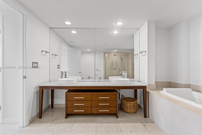 Building Photo - 495 Brickell Ave