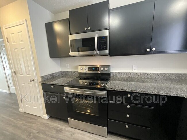 Building Photo - 19 Twin Oaks Dr