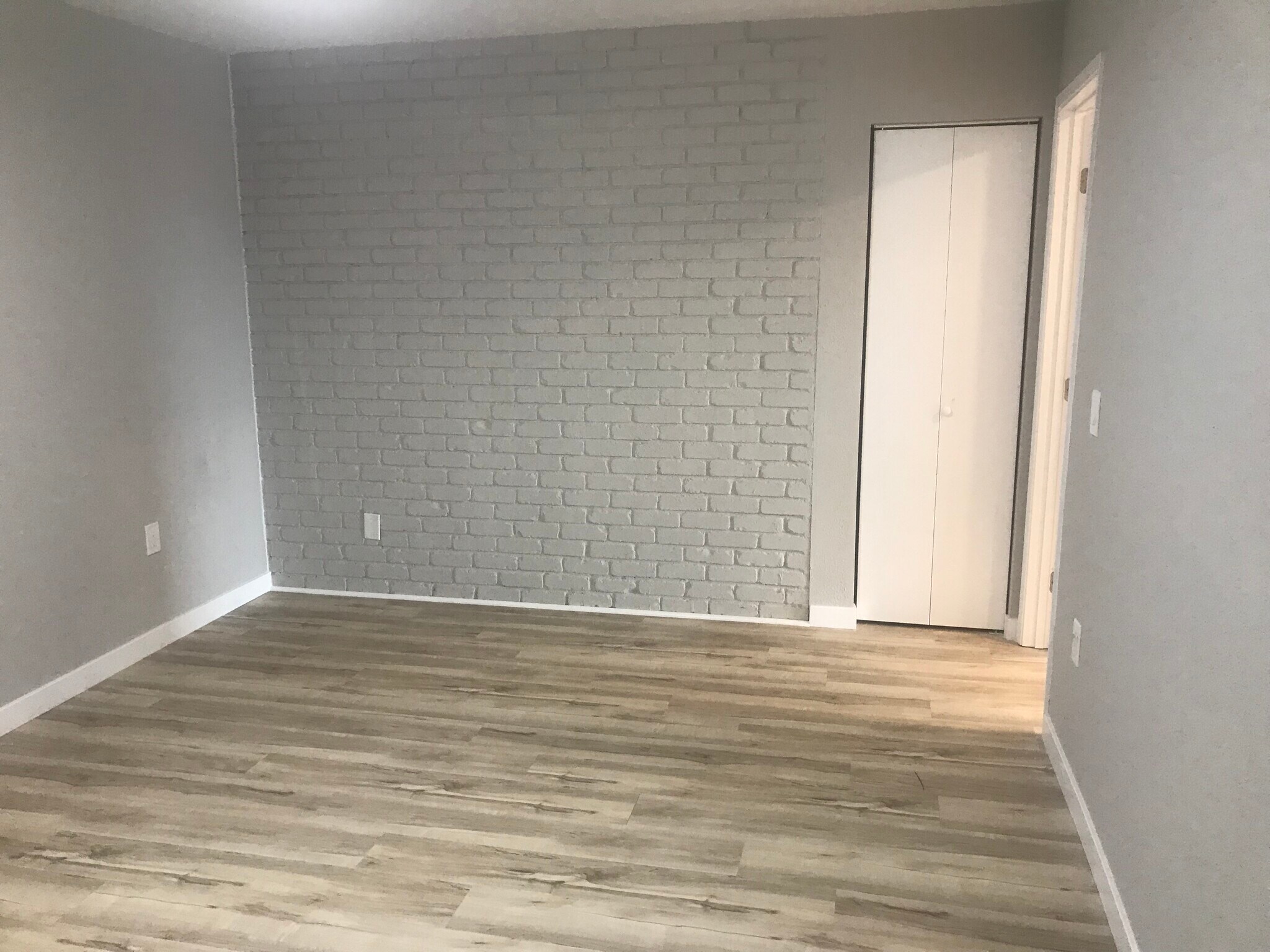 Building Photo - 7880 Laurelridge Rd