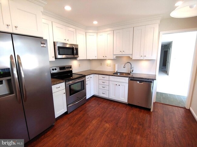 Building Photo - 719 Monmouth Ave