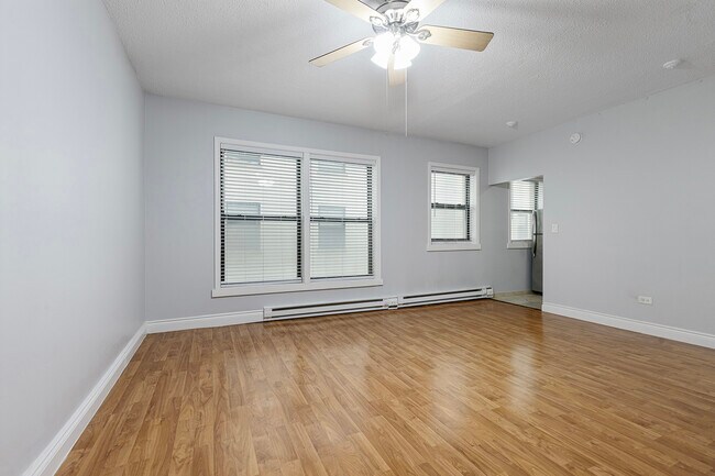 Building Photo - 4520 N Clarendon Ave