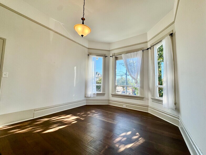 Building Photo - 1054 24th St