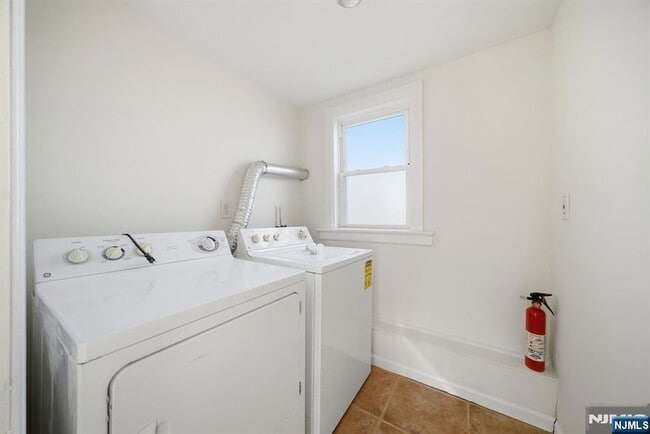 Building Photo - 75 Lakeview Terrace