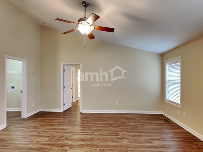 Building Photo - 490 Hemhill Dr