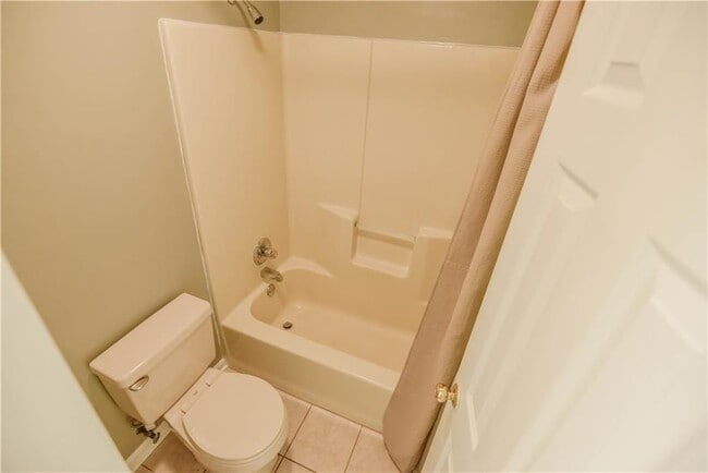 Building Photo - Duplex Available in August!