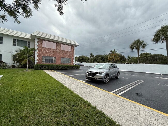 Building Photo - 412 S Cypress Rd