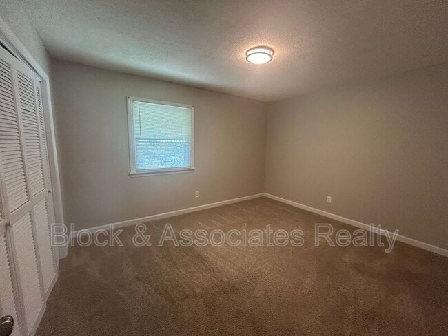 Building Photo - 504 S Cherry St