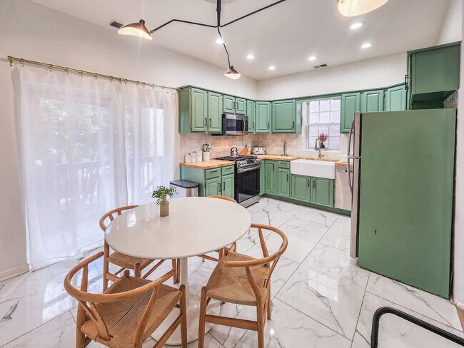 Building Photo - 1411 W Grand Ave