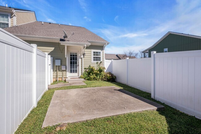 Building Photo - 2031 Hemlock Dr
