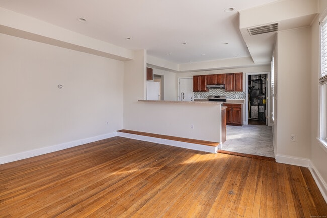 Building Photo - 25 Hunting St