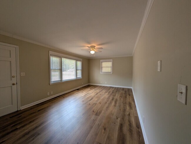 Building Photo - MOVE-IN READY!