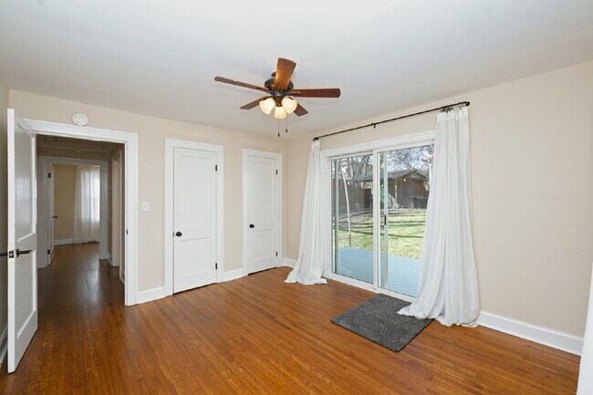 Building Photo - Sweet Cottage Charm with Updated Kitchen, Fenced Yard & Washer/Dryer Included