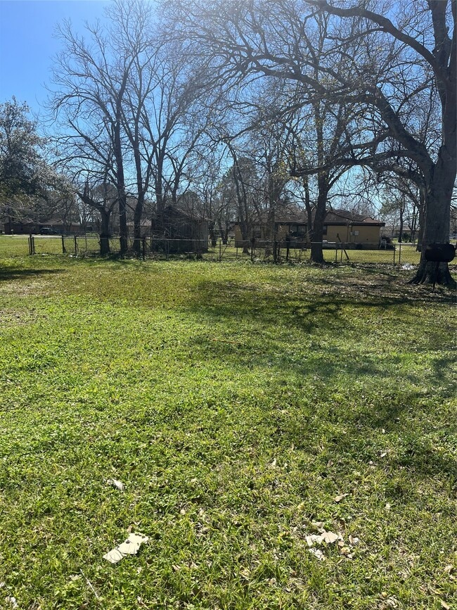 Building Photo - 402 Thompson Dr