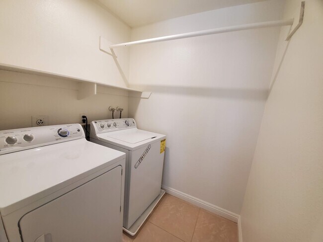 Building Photo - 2344 Hampstead Way