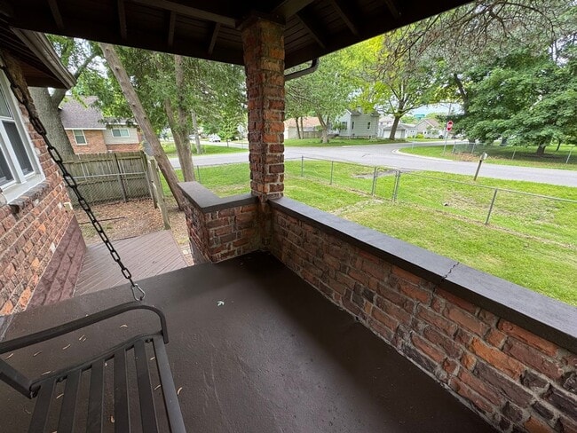 Building Photo - 2 bed 1 bath Rochester Hills ranch with ga...