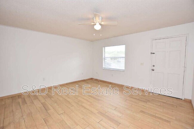 Building Photo - 613 Robin Rd