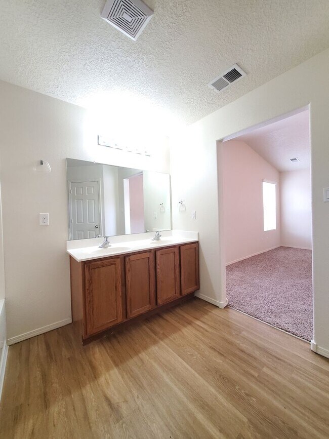 Building Photo - 3 bed 2 bath 1800 sq ft in Huning Ranch!
