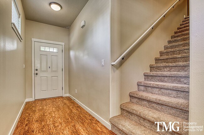 Building Photo - Contemporary 3 Bed 2.5 Bath Style Home in ...
