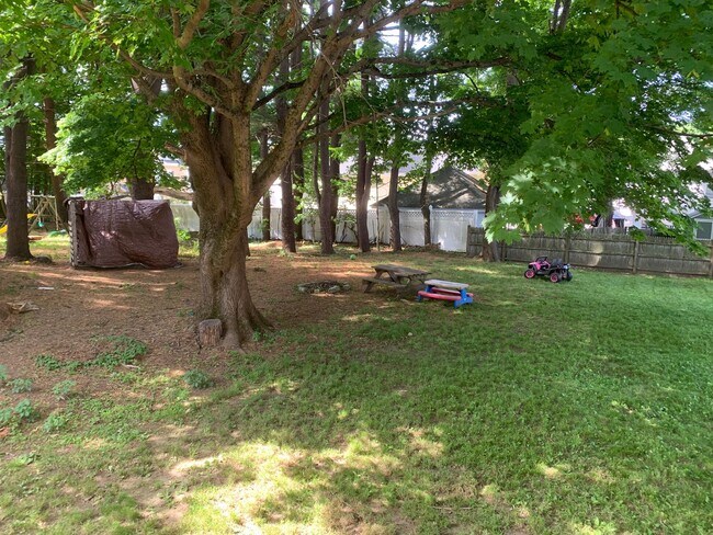 Building Photo - 4 Bedroom Single Family House Available Now!
