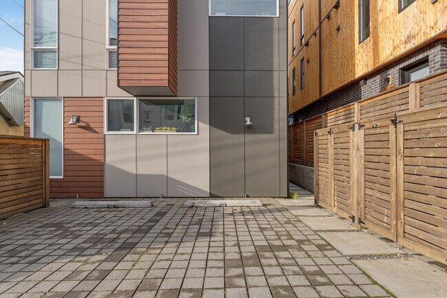 Building Photo - 1112 13th Ave