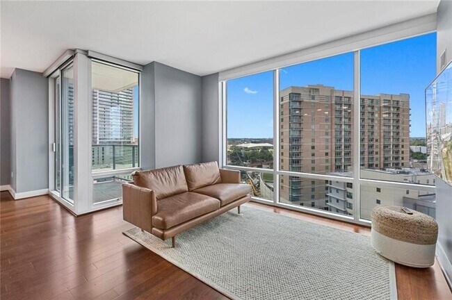 Building Photo - 300 Bowie St