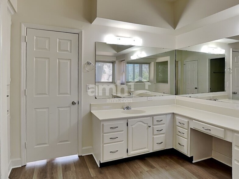 Building Photo - 7012 Poplar Creek Trce