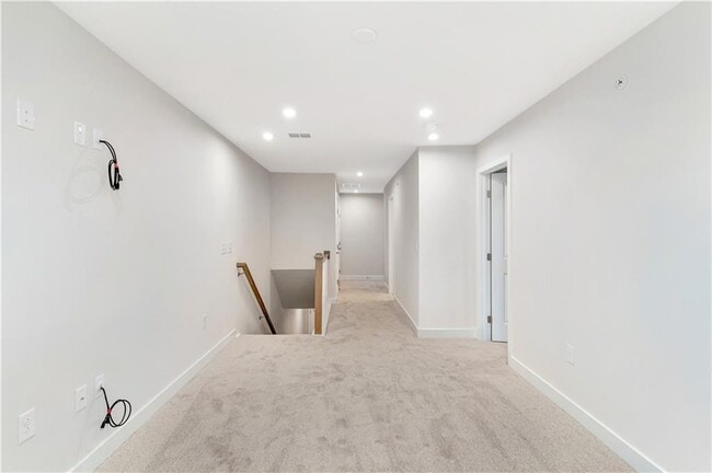 Building Photo - 555 Thatch Ter