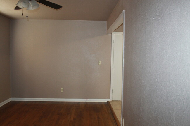 Building Photo - A Real Comfy Home! $100.00 OFF - First Mon...