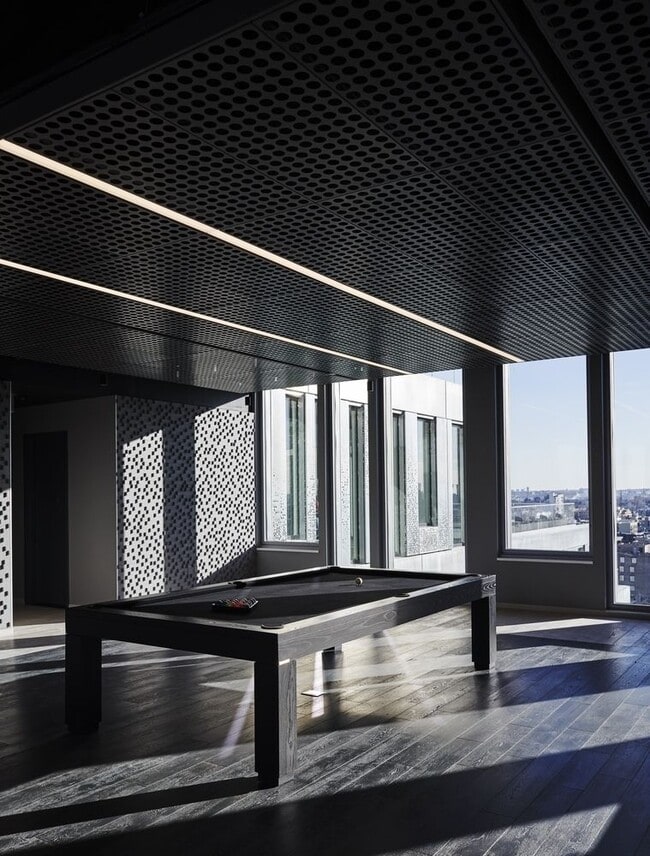 Interior Photo - 325 Kent